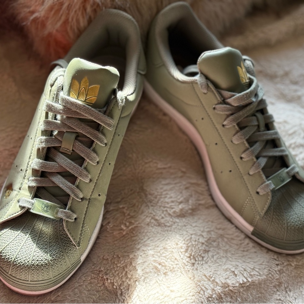 Adidas Women's Green Sneakers size 7 male 8.5 women’s